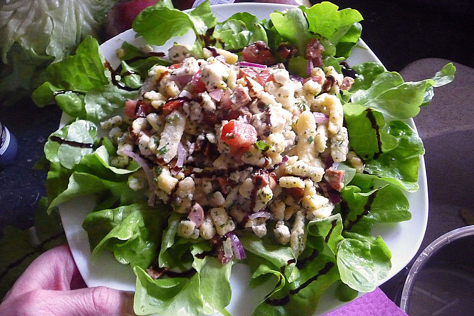 Spätzlesalat mit Tomaten, Wurst und Mozzarella