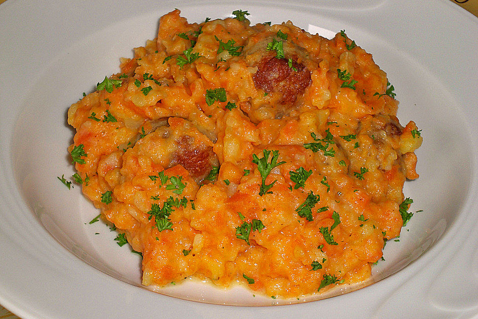 Möhren-Kartoffeltopf mit Wurstklößchen Möhren-Kartoffeltopf mit Wurstklößchen
