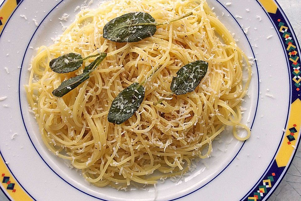 Spaghetti mit Salbeibutter