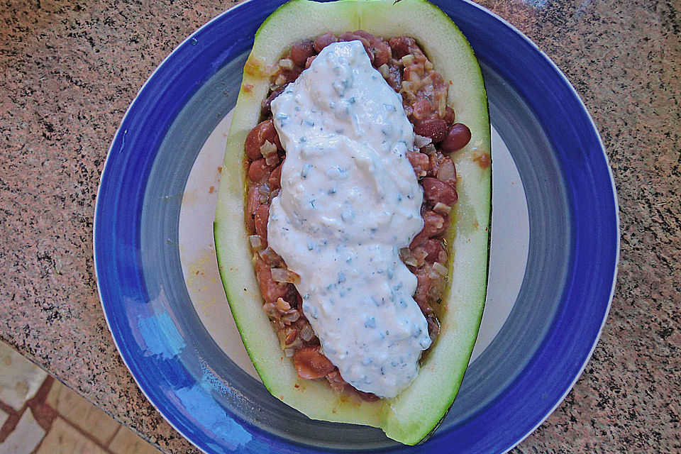 krümeltigers Zucchini gefüllt mit braunen Bohnen und Knoblauchjoghurt