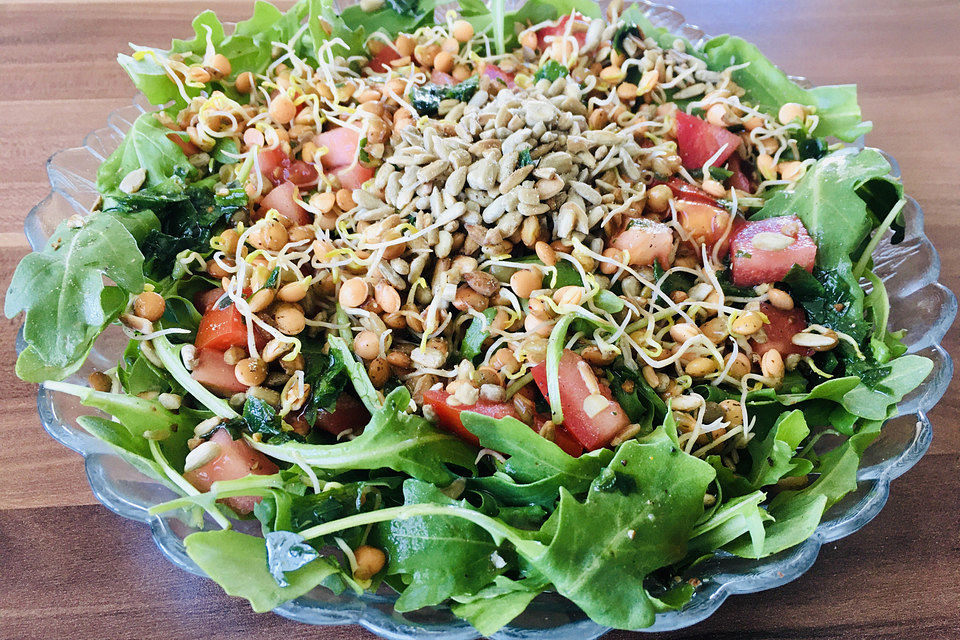 krümeltigers Tomatensalat mit Spinat und Linsensprossen