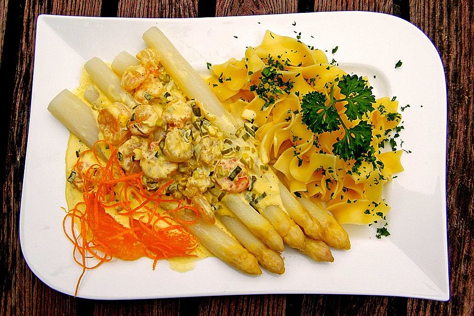 Spargel-Garnelen-Ragout in einer fruchtigen Orangen-Hollandaise