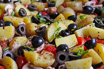 Pikante Ofenkartoffeln mit Oliven, Pilzen, Kirschtomaten und Basilikum