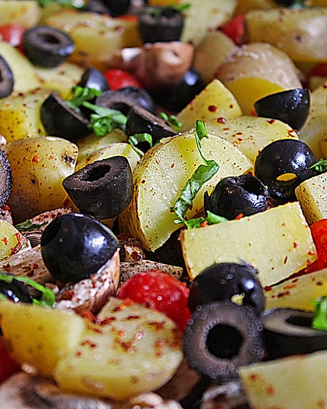 Pikante Ofenkartoffeln mit Oliven, Pilzen, Kirschtomaten und Basilikum