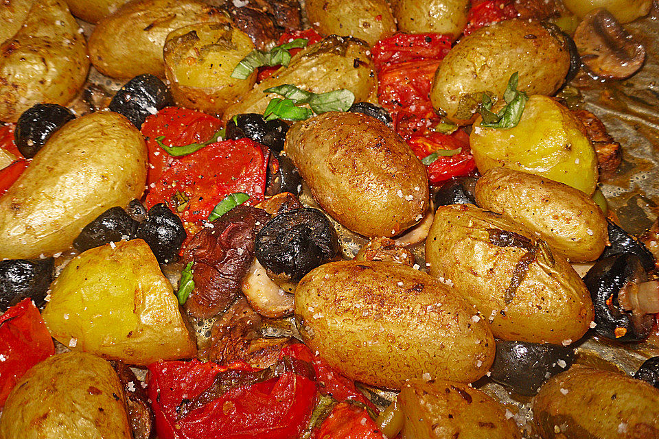 Pikante Ofenkartoffeln mit Oliven, Pilzen, Kirschtomaten und Basilikum