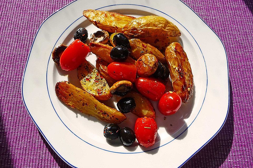 Pikante Ofenkartoffeln mit Oliven, Pilzen, Kirschtomaten und Basilikum