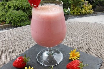 Erdbeer-Kefir-Shake mit Holunderblütensirup