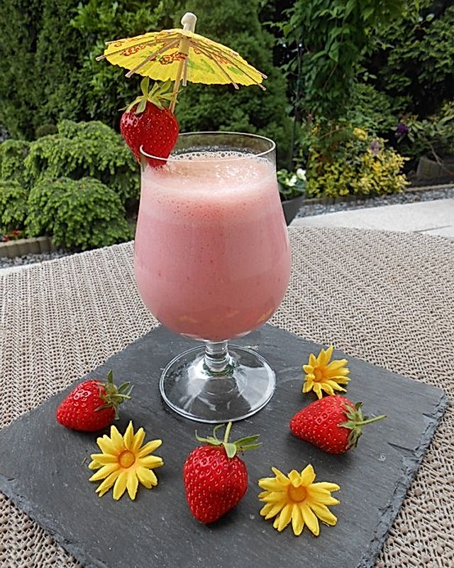 Erdbeer-Kefir-Shake mit Holunderblütensirup