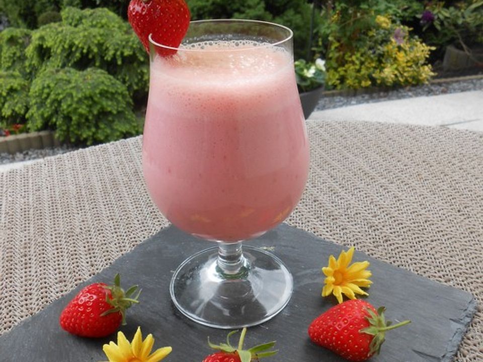 Erdbeer-Kefir-Shake mit Holunderblütensirup von ApolloMerkur| Chefkoch