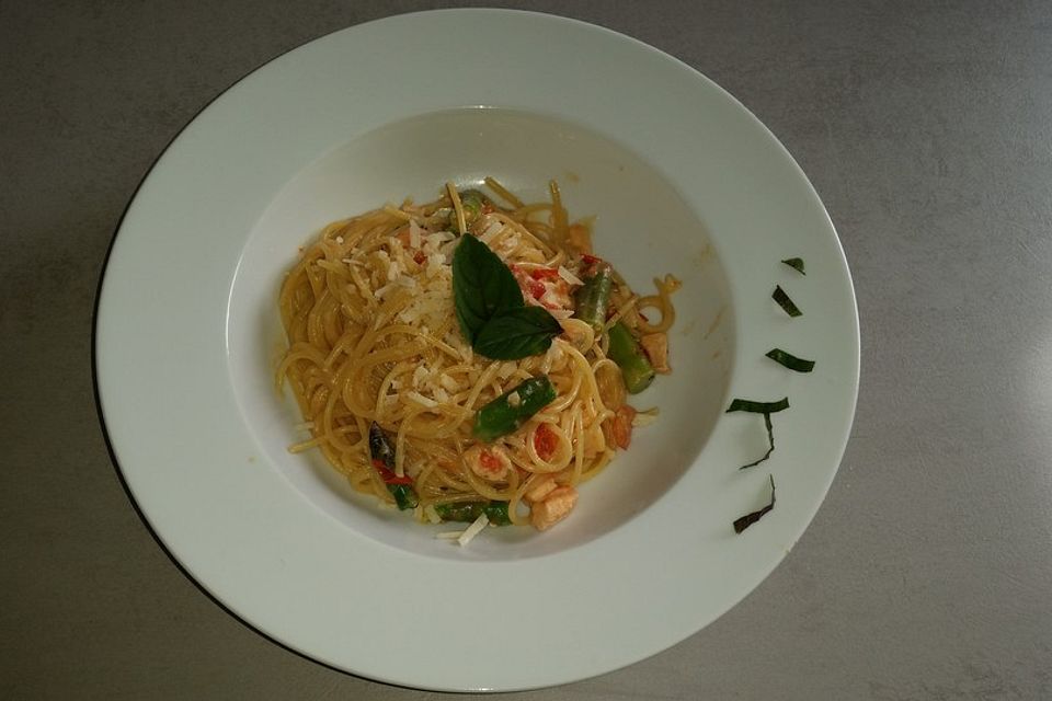 Spaghetti mit Lachs und grünem Spargel