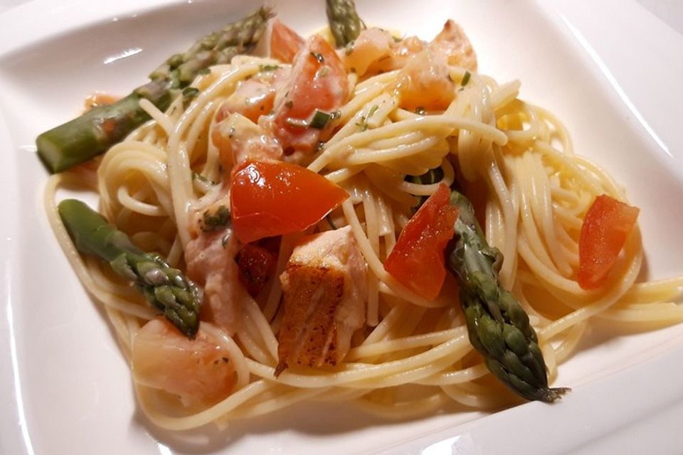 Spaghetti mit Lachs und grünem Spargel