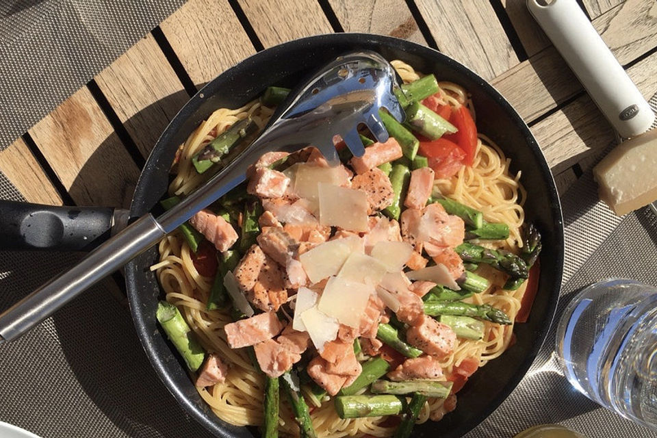 Spaghetti mit Lachs und grünem Spargel