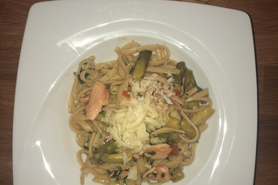 Spaghetti mit Lachs und grünem Spargel