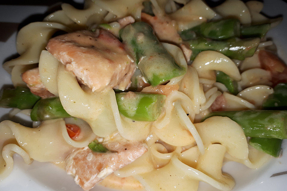 Spaghetti mit Lachs und grünem Spargel