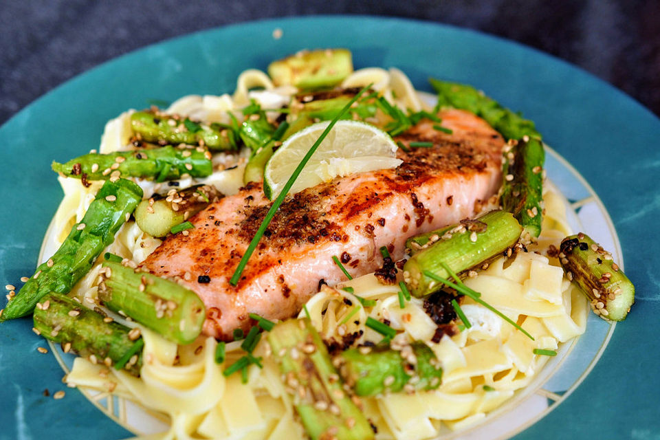 Spaghetti mit Lachs und grünem Spargel