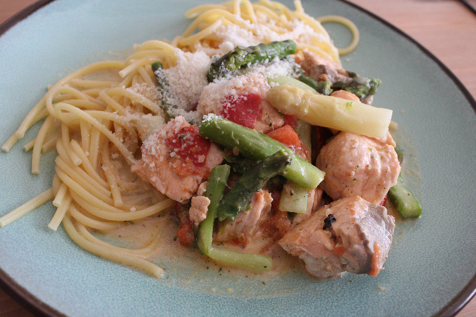 Spaghetti mit Lachs und grünem Spargel