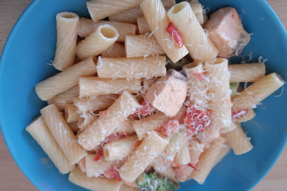 Spaghetti mit Lachs und grünem Spargel