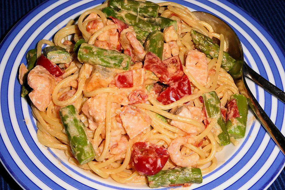 Spaghetti mit Lachs und grünem Spargel