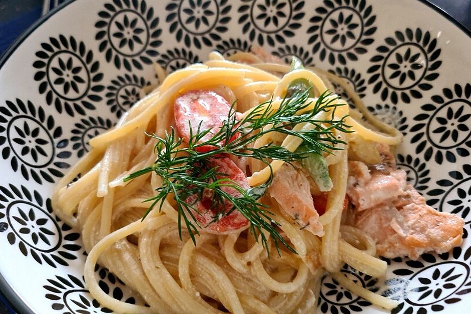 Spaghetti mit Lachs und grünem Spargel