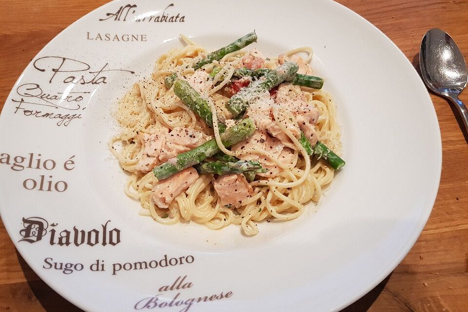 Spaghetti mit Lachs und grünem Spargel