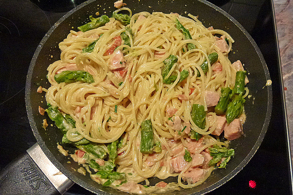 Spaghetti mit Lachs und grünem Spargel