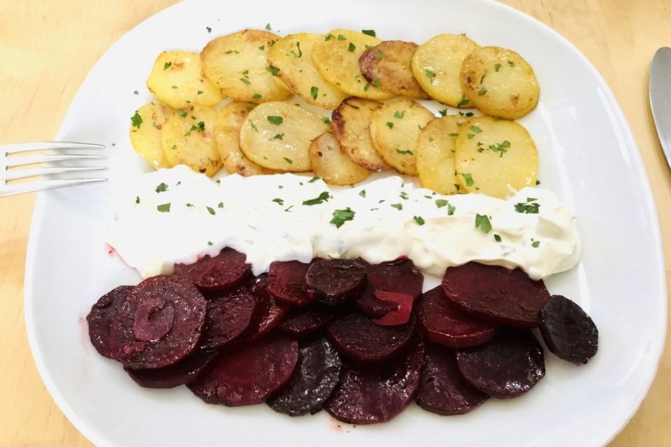 Gebratene Kartoffel- und Rote Bete-Scheiben mit Knoblauch an Petersilien-Schmand-Soße