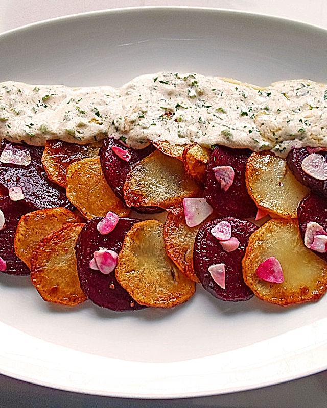 Gebratene Kartoffel- und Rote Bete-Scheiben mit Knoblauch an Petersilien-Schmand-Soße