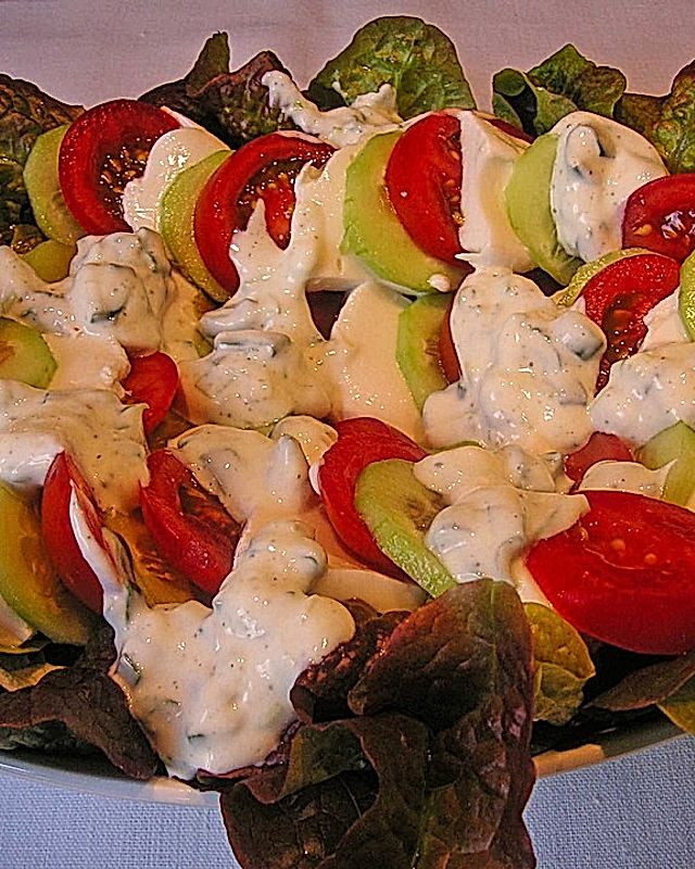 Trilogie von Gurke-Tomate-Mozzarella auf Lollo Bianco-Bett mit Joghurt-Schnittlauch-Dressing