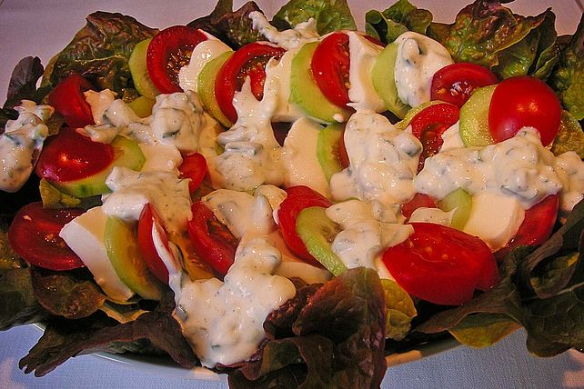 Trilogie von Gurke-Tomate-Mozzarella auf Lollo Bianco-Bett mit Joghurt ...