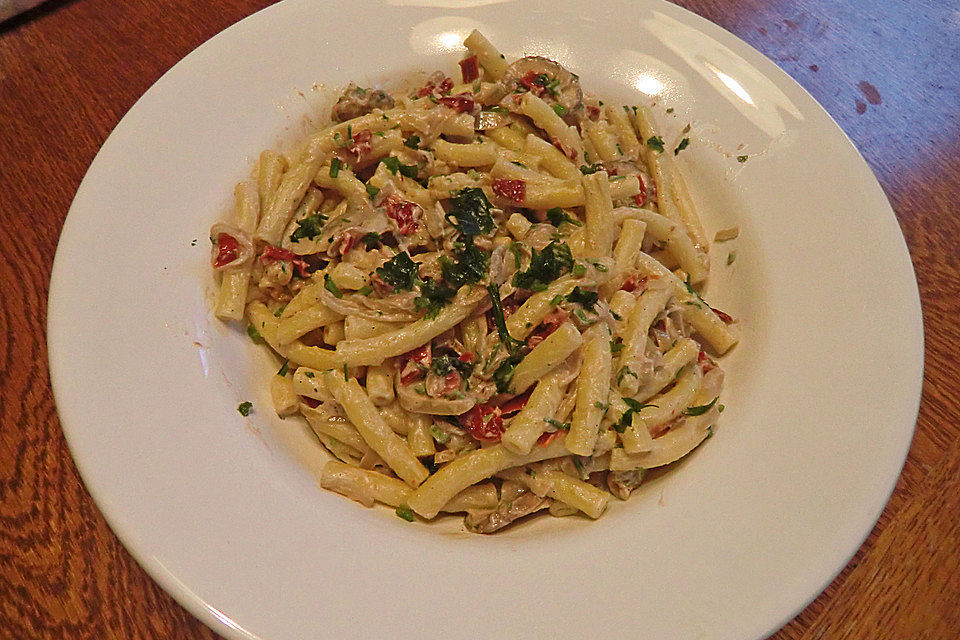 Penne mit cremigen Champignons und getrockneten Tomaten