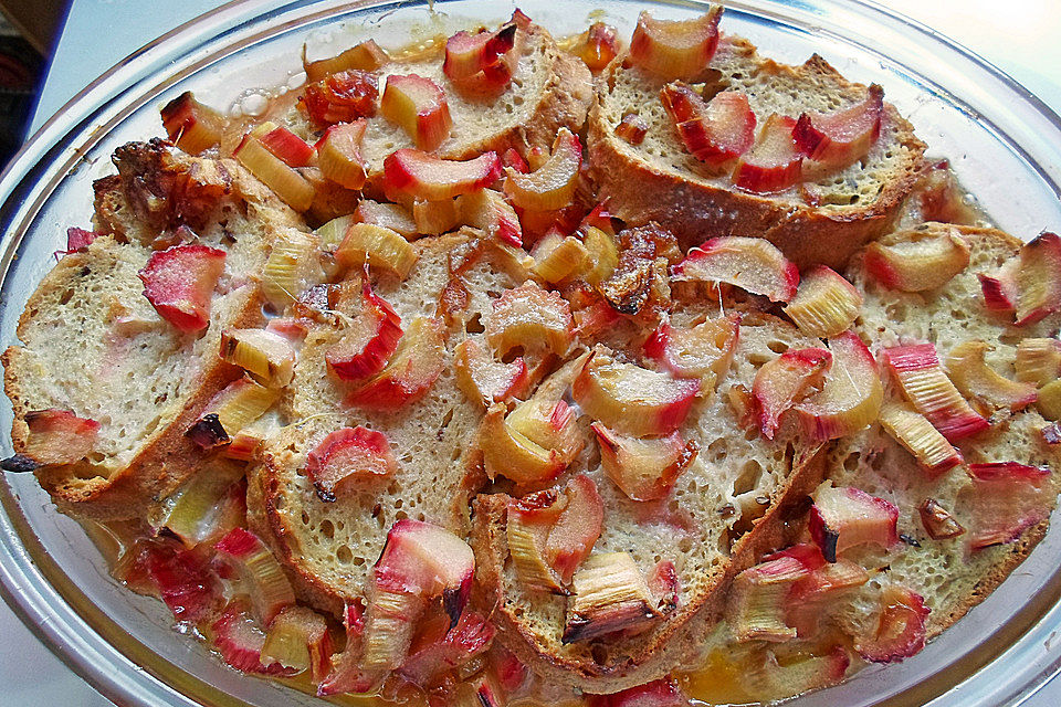 Rhabarber-Sahne-Brötchen-Auflauf mit Datteln