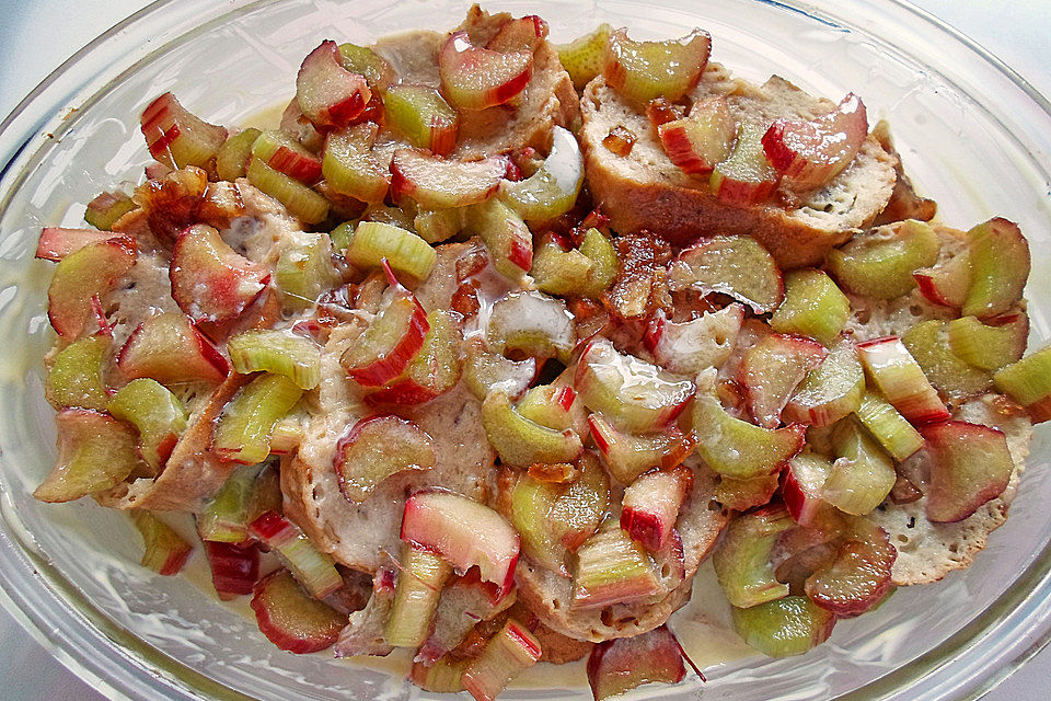 Rhabarber-Sahne-Brötchen-Auflauf mit Datteln