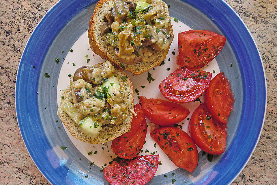 krümeltigers Eiweiß-Abendbrötchen gefüllt mit Champignon, Zucchini, Feta