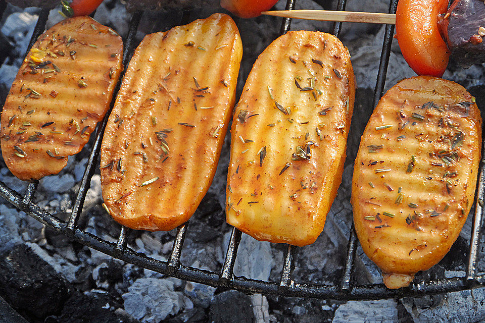 Marinierte Riffelsteaklets von der Kartoffel für den Grill