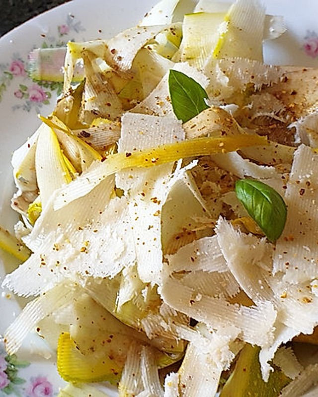 Zucchinisalat mit Parmesanspänen und Limettenvinaigrette