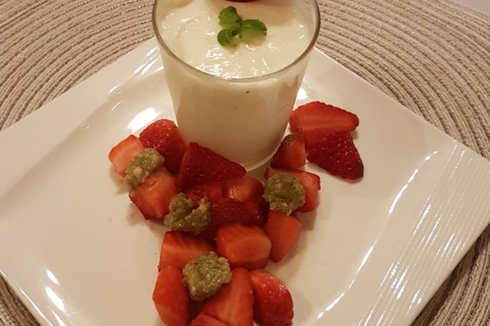 Feine Buttermilchmousse mit marinierten Himbeeren