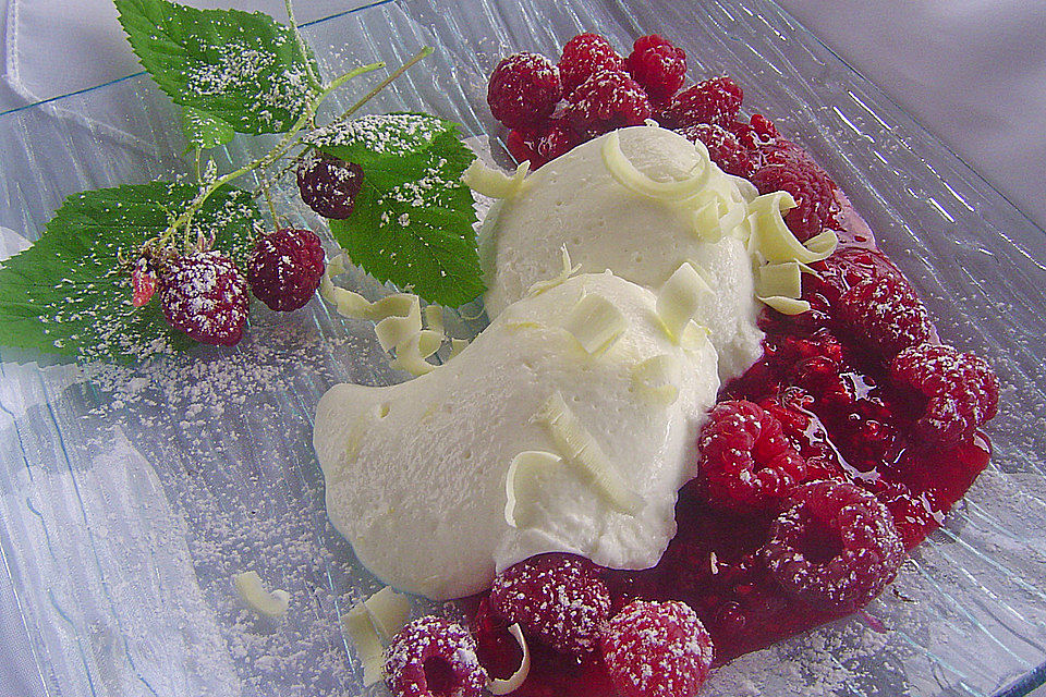 Feine Buttermilchmousse mit marinierten Himbeeren