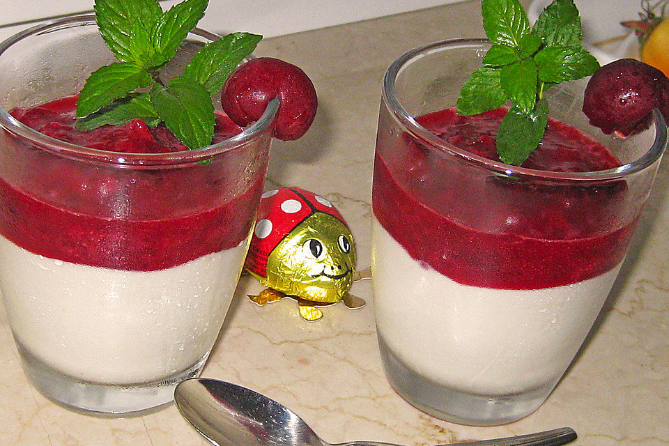 Feine Buttermilchmousse mit marinierten Himbeeren