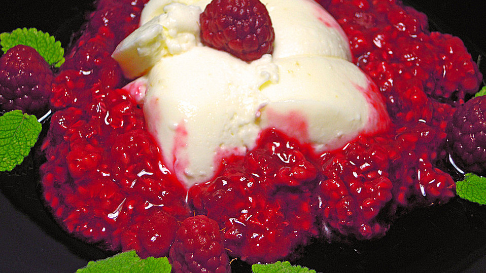 Feine Buttermilchmousse mit marinierten Himbeeren von s-fuechsle Feine Buttermilchmousse mit marinierten Himbeeren von s-fuechsle