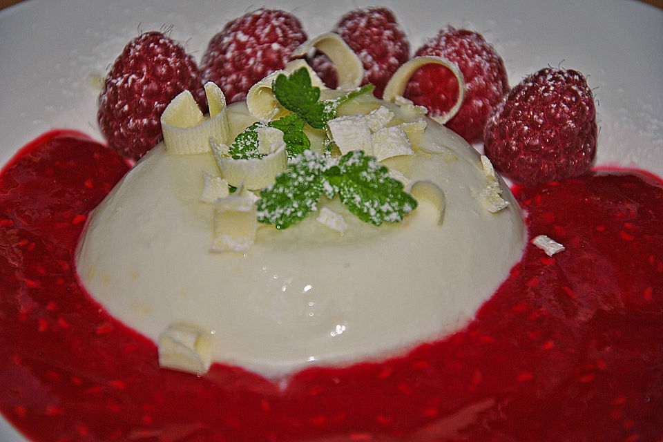 Feine Buttermilchmousse mit marinierten Himbeeren