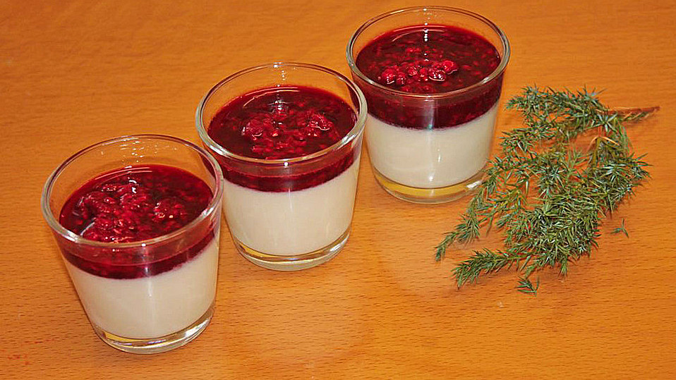 Feine Buttermilchmousse mit marinierten Himbeeren von s-fuechsle Feine Buttermilchmousse mit marinierten Himbeeren von s-fuechsle