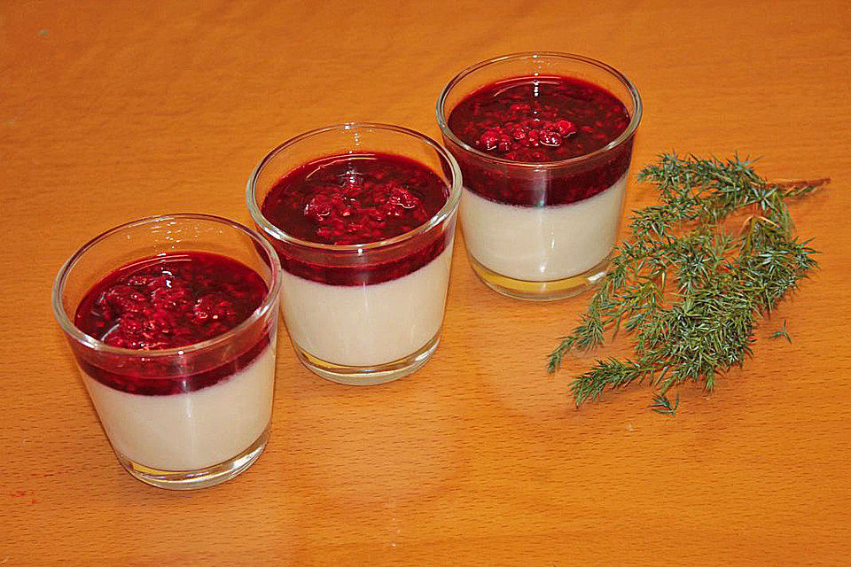 Feine Buttermilchmousse mit marinierten Himbeeren