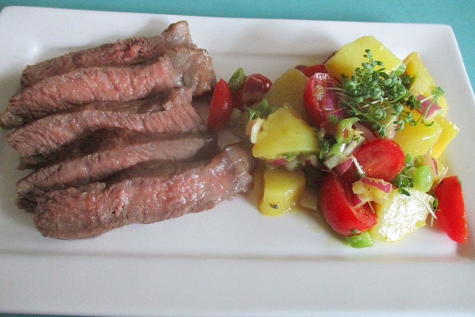 Rumpsteak mit buntem Kartoffelsalat mit Tomaten und Rucola