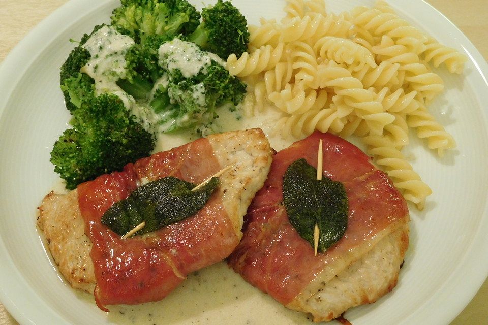 Puten-Saltimbocca mit Brokkoli und Käsesauce