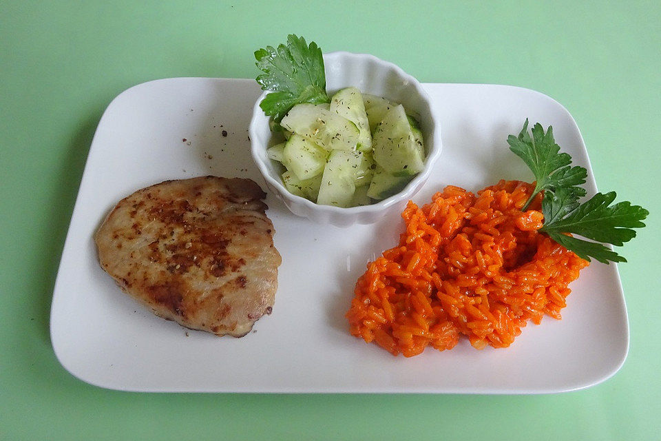 Minischnitzel mit Tomatenreis und Gurkensalat mit Dill