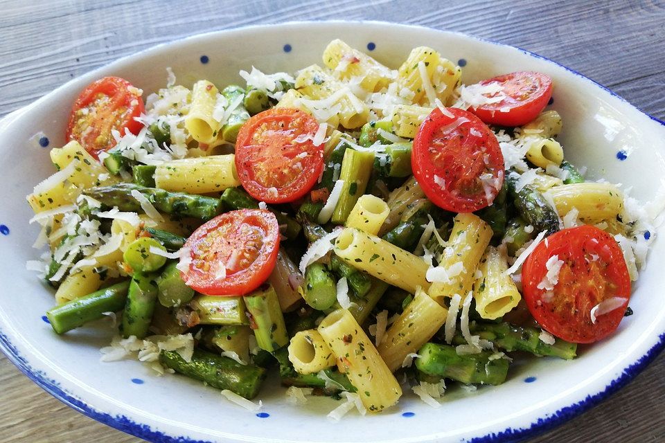 Pasta mit Spargel, Tomaten, Salbei und Knoblauch