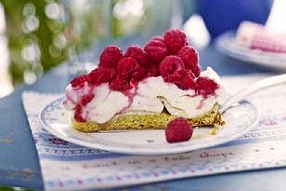 Schneemousse-Torte mit Himbeeren