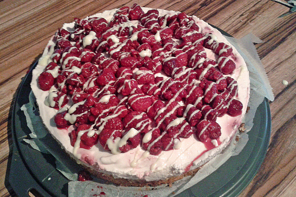 Schneemousse-Torte mit Himbeeren