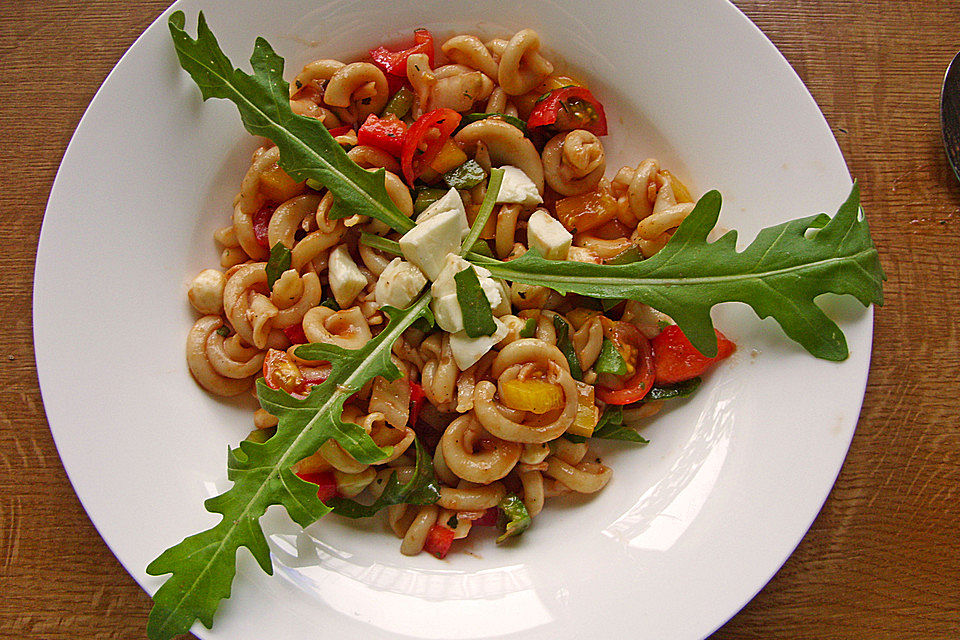 Italienischer Nudelsalat mit Balsamico-Tomaten-Dressing