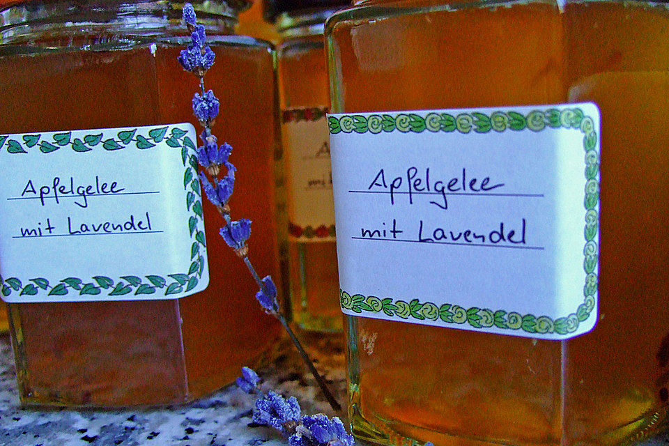 Apfelgelee mit Lavendelblüten